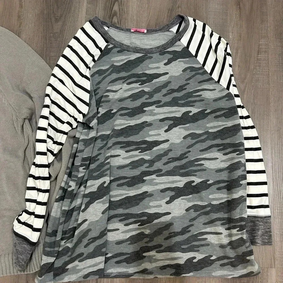 Pink lily sweater and shirt bundle - Picture 2 of 11